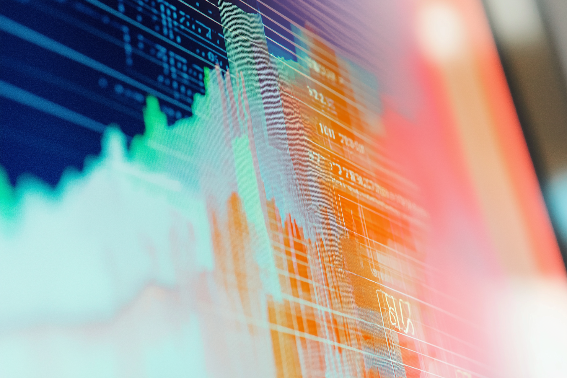Consultor financiero analizando gráficos de inversión en oficina moderna